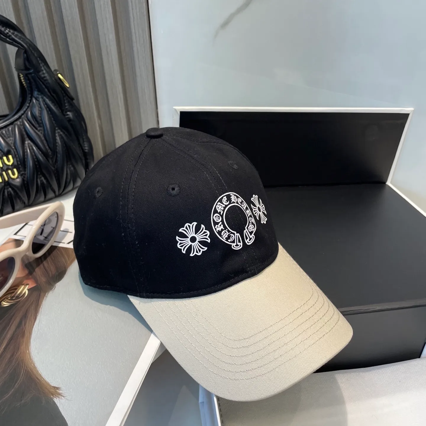 P60 Crow Heart 🆕🆕New color-blocked baseball cap, personalized fashion classic cross logo, casual with a cool feeling, unisex style, same style for men and women! Very easy to match! Head circumference: 56-58cm is available